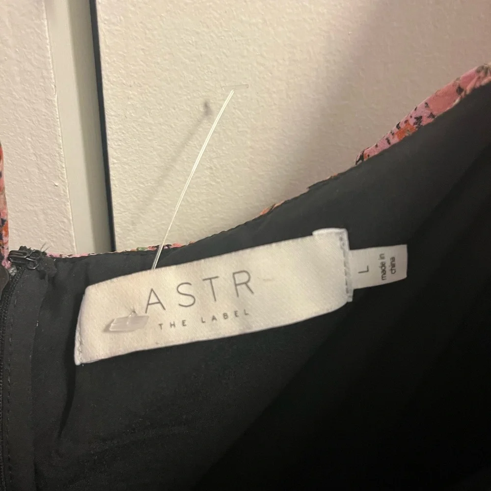 NWT ASTR The Label Smocked Floral Mini Dress - Picture 7 of 7